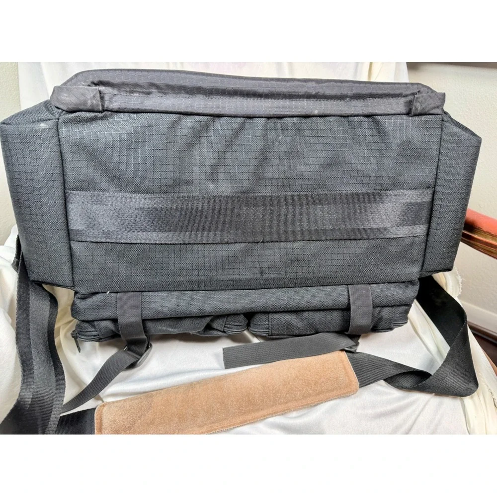Vintage Tamrac XL 610 Pro Camera  Bag Black Shoulder Strap Lots of Compartments